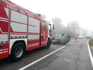 incidente bivio Stroncone auto ribaltata (2)