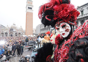 Con la maschera tra i canali di Venezia