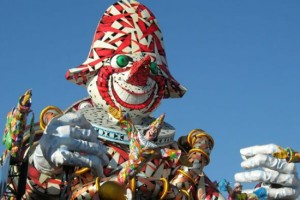 Maschere, scherzi e carri allegorici: questo ed altro al carnevale di Viareggio