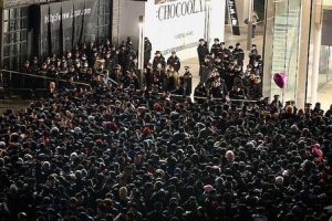 Cina, ressa per accaparrarsi i primi iPhone 4S. Gli Apple store sospendono le vendite