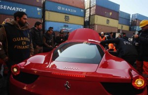 Non versa l’Iva allo Stato ma va in giro in Porsche e Ferrari