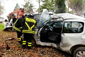 Perugia, auto sbanda e finisce contro un albero. Ragazza di 23 anni muore a Castel del Piano