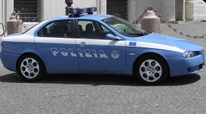 Tre giovanissimi si imbucano ad una festa e aggrediscono gli invitati a calci e pugni. Un arresto e due denunce