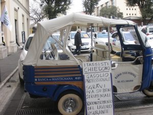 Liberalizzazioni, taxi fermi in tutta l’Umbria. E i Tir protestano con un presidio lungo la E45