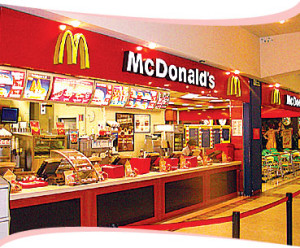 Esodo di negozi e attività, chiude anche McDonalds