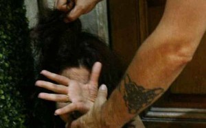 Maltrattamenti in famiglia, picchiava moglie e figli: albanese allontanato