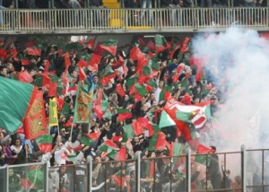 Denuncia e Daspo per un tifoso della Ternana: ha esploso un petardo all’interno del Liberati