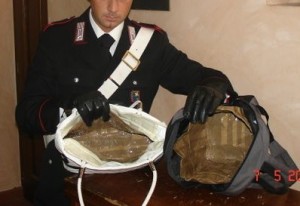 Ruba 200 euro di profumi con borsa schermata con carta stagnola, giovane rumeno arrestato