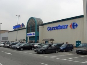 Tenta di rubare vari prodotti dal supermercato Carrefour, rumena scoperta e denunciata