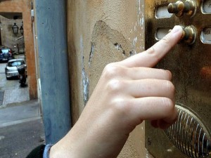 Tenta di entrare con la forza nell’abitazione di un’anziana, minorenne denunciato