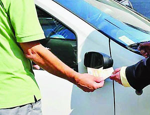 Tenta di estorcere denaro fingendo un incidente stradale, arrestato truffatore pregiudicato