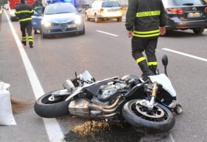 Moto si scontra con auto nei pressi di Collestatte, feriti due giovani ternani