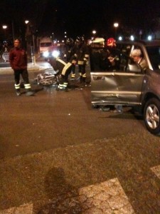 Incidente in via del Cassero: scooter si scontra con auto, grave un uomo