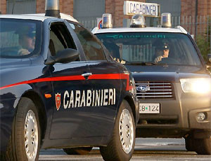 Ruba un auto, provoca un incidente stradale e tenta di scappare: operaio arrestato