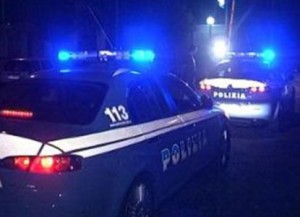 Giovane albanese ruba un auto, provoca un incidente e aggredisce poliziotti: arrestato