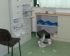 Si intrufola in ufficio pubblico e ruba portafogli, ladro bloccato da impiegati e arrestato