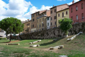 Gelosia morbosa: trentenne aggredita mentre fa jogging alla Passeggiata, coppia denunciata
