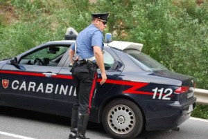 Borgo Bovio, donna parcheggia in mezzo alla strada bloccando il traffico poi minaccia carabinieri