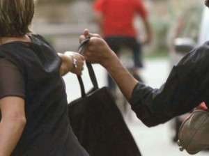Scippo si trasforma in brutale aggressione: ternana 60enne gravemente ferita