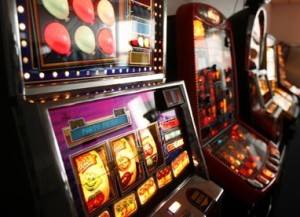Forza slot machine e ruba 300 euro contenuti all’interno, ternano 50enne denunciato