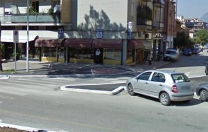 Tentano di svaligiare tabaccheria, avrebbero sfondato muro: tre giovani rumeni arrestati