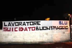 Striscione al cimitero: ”Buon primo maggio lavoratore suicidato”. E’ la provocazione di Blu