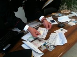 Truffavano negozi con assegni e carte di credito rubate: arrestati un uomo e una donna pregiudicati