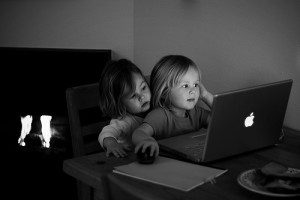 Lascia il figlio della convivente davanti al computer: in 5 minuti perde 62 mila euro