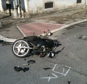 Incidente in via Piave, è ancora grave il 17enne che era alla guida del motorino