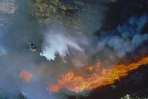 Incendi: cinque vasti roghi divampati in zone vicino Terni. In azione tre elicotteri