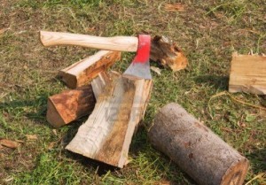 Pensionato muore mentre taglia la legna: stroncato da malore causato dal caldo