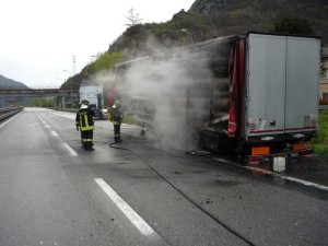 Paura sul raccordo Terni-Orte: prende fuoco un tir per surriscaldamento dei freni