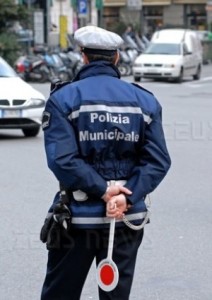 Vigile urbano intimò un alunno a chiedere scusa di fronte a compagni di classe: condannato