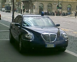 Al ritorno dalle vacanze si fa venire a prendere dall’auto blu: denunciati due dirigenti Asl