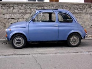 Ladro seriale di Fiat 500: ne ruba una in centro e urta un’altra auto, arrestato