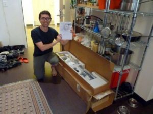 Ordina una TV LCD su Amazon e gli arriva un mitragliatore d’assalto