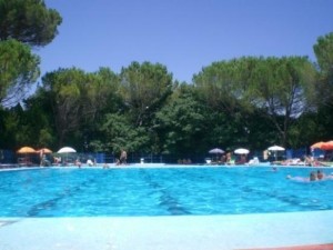 Malore in piscina per ex assessore di Narni: salvata dalla bagnina dell’impianto
