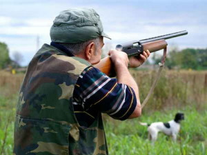 Marmore, spara un colpo ed esplode il fucile, la canna rischia di cadere in testa ad un passante: cacciatore ferito e denunciato