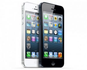 Presentato iPhone 5: schermo da 4 pollici, fotocamera 8 megapixel, connessione 4G. Arriva in Italia il 28 settembre
