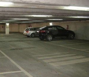 Scassina auto parcheggiate in Ipercoop e aggredisce un giovane macedone che lo blocca: ternano arrestato