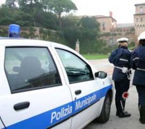 Incidente stradale in via Rossini: moto contro auto, muore motociclista