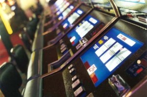 Arrone: con un auto sfondano la vetrina di un bar e rubano i soldi dai videopoker