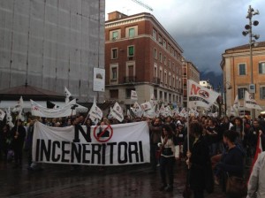 Terni, successo della manifestazione contro inceneritori: ”Non possono ignorarci”. Le foto