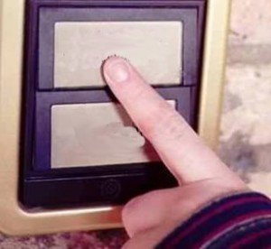 Entrano in casa di un’anziana, uno la distrae mentre l’altro ruba oggetti d’oro: due uomini denunciati