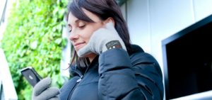 Per chi è pigro a tirar fuori il proprio cellulare: da Hi Fun arrivano i guanti per parlare
