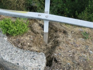 Alviano, furgone sfonda il guard rail e precipita nel burrone: marocchino salvo per miracolo