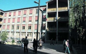 Tessera del tifoso: striscione di protesta della curva Est affisso sul terrazzo della scuola ”Leonardo da Vinci”