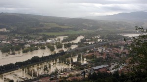 Esondato il fiume Paglia, orvietano allagato, persone su tetti ed alberi. Sindaco: ”Fenomeno bicentenario”