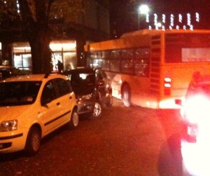 Terni, sosta selvaggia davanti alla rosticceria: traffico costantemente intralciato e bloccato, foto