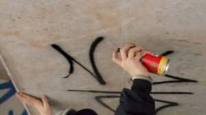 Imbratta pareti del tribunale di Terni con bomboletta spray: nona denuncia per pensionato ternano